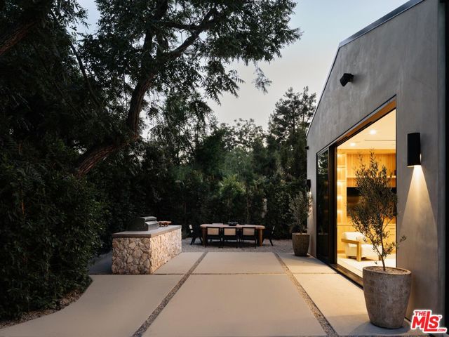23346 Collins Street, Woodland Hills CA: https://media.crmls.org/mediaz/68c4016f-6417-485d-a58f-194e60dfd2fa.jpg