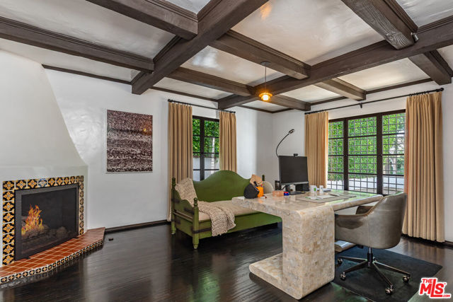 820 N Roxbury Drive, Beverly Hills CA: https://media.crmls.org/mediaz/68c4111d-4e44-4ec3-b3c4-58ef65a1d6b5.jpg