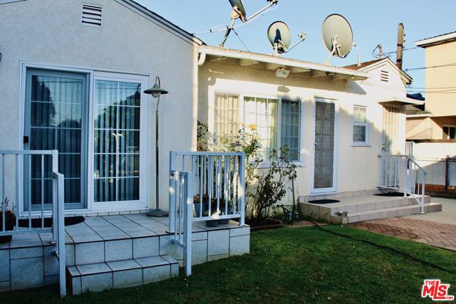 2541 Granville Avenue, Los Angeles, California 90064, 3 Bedrooms Bedrooms, ,1 BathroomBathrooms,Single Family Residence,For Sale,Granville,24399231