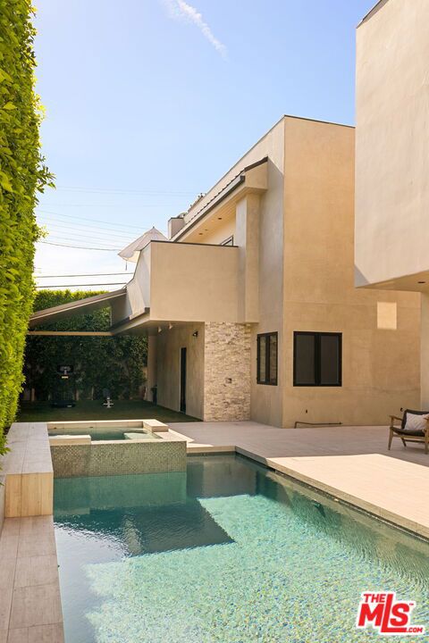 425 N Alfred Street, Los Angeles CA: https://media.crmls.org/mediaz/68c44e8b-6ca2-4832-a1ab-59d255b8bae9.jpg
