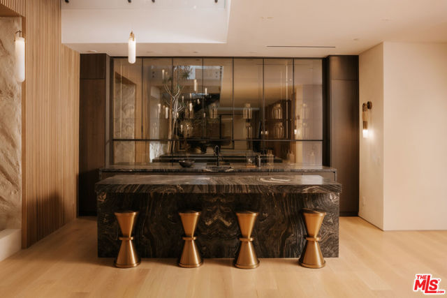 16187 Royal Oak Road, Encino CA: https://media.crmls.org/mediaz/68c46aa1-5315-48de-ba56-b220c308784d.jpg