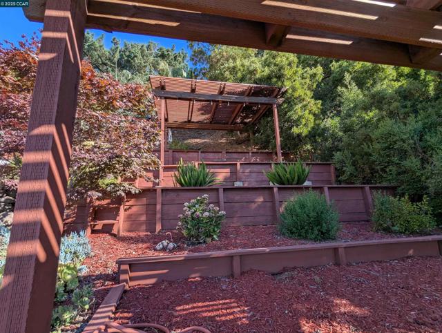 5 Besito Ave. @ Drury Rd., Oakland CA: https://media.crmls.org/mediaz/68c4f16f-b3d0-4d44-93b0-19843d4d0858.jpg