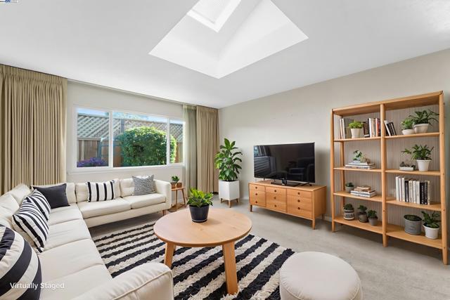 42747 Wixon Dr, Fremont CA: https://media.crmls.org/mediaz/68c57527-cbef-45cc-89cf-1a6f30550bd8.jpg