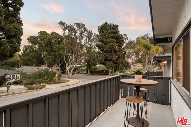 8247 Billowvista Drive, Playa del Rey CA: https://media.crmls.org/mediaz/68c5f179-863d-46a8-936e-27da08e926d6.jpg