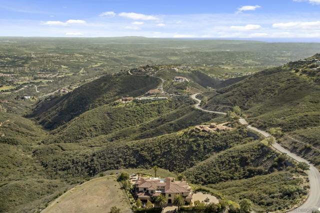 18233 Via Ambiente, Rancho Santa Fe CA: https://media.crmls.org/mediaz/68c6da6b-d3c9-44ae-a85e-98ee76191e26.jpg
