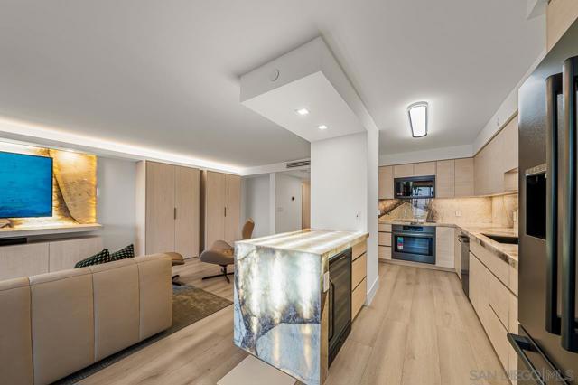 1820 Avenida Del Mundo, Coronado CA: https://media.crmls.org/mediaz/68c751ca-4030-4578-abbf-01398d38a899.jpg