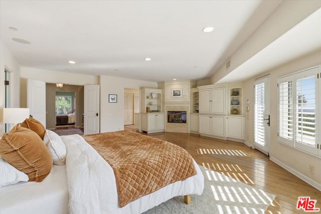 1284 Lago Vista Drive, Beverly Hills CA: https://media.crmls.org/mediaz/68c7acb2-16c6-4de7-9c2b-b8d44b08edad.jpg