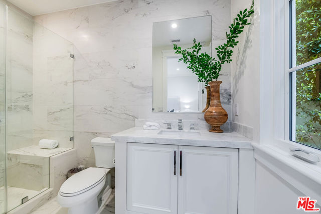 4402 Ledge Avenue, Toluca Lake CA: https://media.crmls.org/mediaz/68c8062d-c0ab-4027-bd3c-989b071c499f.jpg