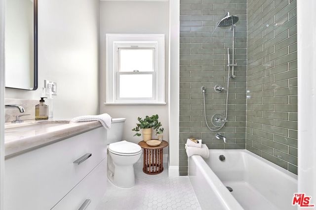 322 S Kingsley Drive, Los Angeles CA: https://media.crmls.org/mediaz/68c8140c-450e-4569-84b3-7014d600f188.jpg