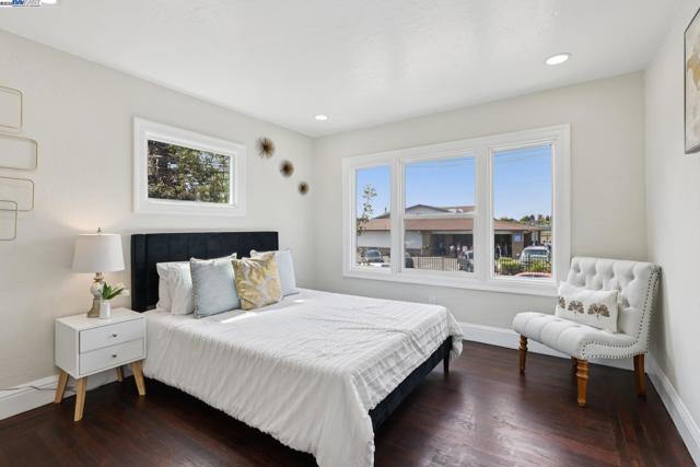 511 59Th St, Oakland CA: https://media.crmls.org/mediaz/68c85f66-12eb-441e-8229-2d471bf6c58b.jpg