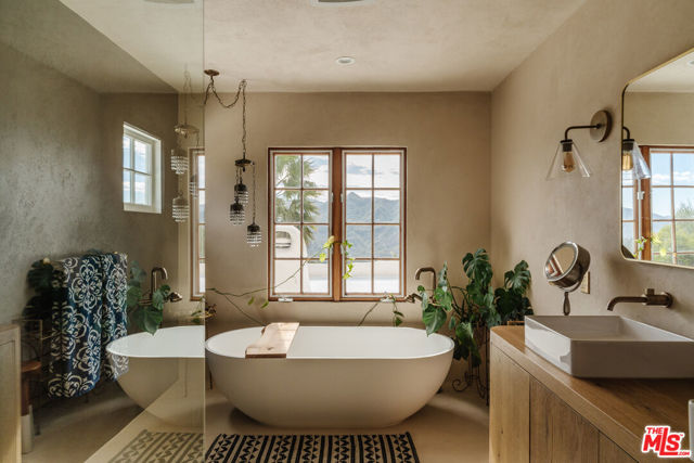 2865 Marquette Drive, Topanga CA: https://media.crmls.org/mediaz/68c8884c-94f5-4437-a858-7a082f448db5.jpg