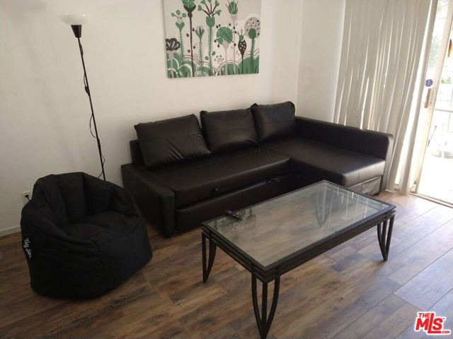 8613 Franklin Avenue, Los Angeles CA: https://media.crmls.org/mediaz/68c8cba4-5139-411b-82a5-9639c57c6426.jpg