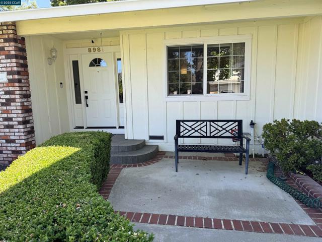 898 Luxury Dr, Concord CA: https://media.crmls.org/mediaz/68c994b5-2834-4fea-b754-eccb1b5d09e0.jpg
