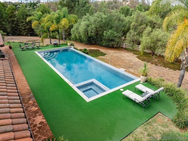 11 Country Glen Rd, Fallbrook CA: https://media.crmls.org/mediaz/68c9d493-9da5-4e04-84e1-e8f6c162386c.jpg