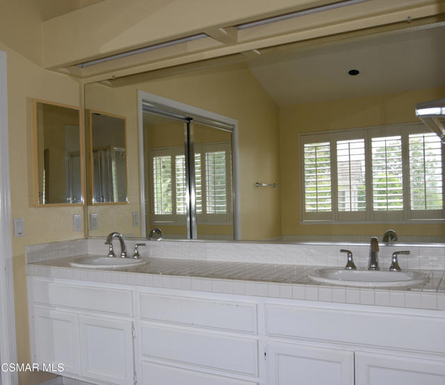 2324 Solway Court, Thousand Oaks CA: https://media.crmls.org/mediaz/68cabee9-e9e9-4ee4-8a60-7769707ad163.jpg