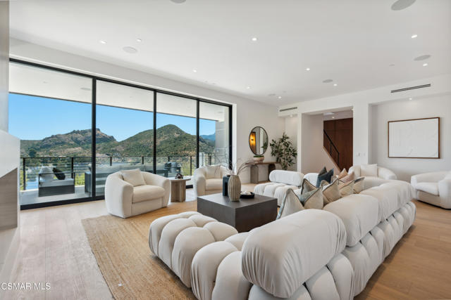 461 Lake Sherwood Drive, Lake Sherwood CA: https://media.crmls.org/mediaz/68cc124e-293c-49a1-92de-dbbf3f4027a1.jpg
