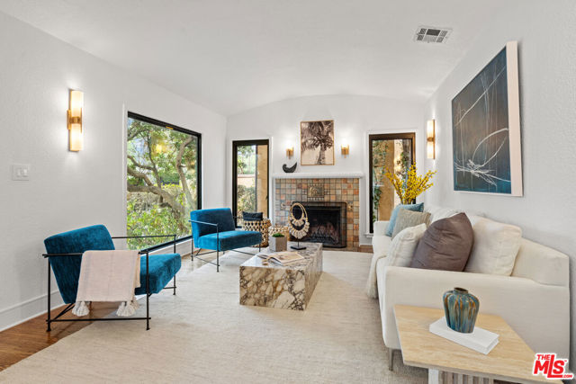 722 N La Jolla Avenue, Los Angeles CA: https://media.crmls.org/mediaz/68cc131e-947f-4afc-b47d-f2725a908e0a.jpg