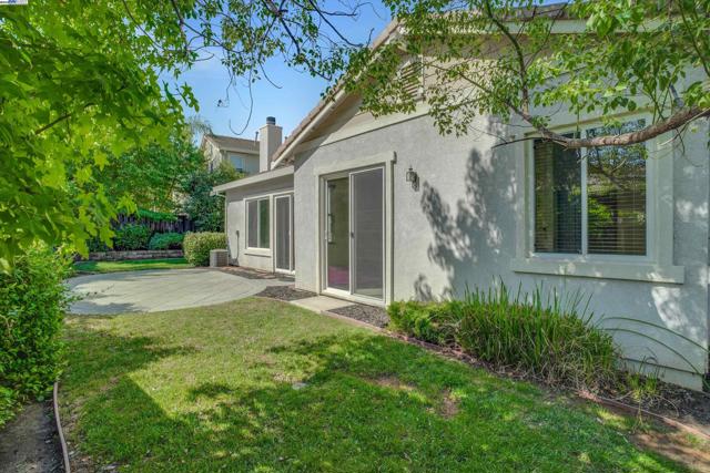342 Roundhill Dr, Brentwood CA: https://media.crmls.org/mediaz/68cc3c12-6424-4314-a0bd-0ff80e002582.jpg