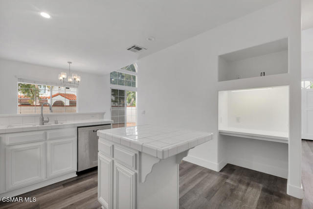 237 Camino Toluca, Camarillo CA: https://media.crmls.org/mediaz/68cce43a-2c41-4d2c-a1f7-812e976fee4c.jpg