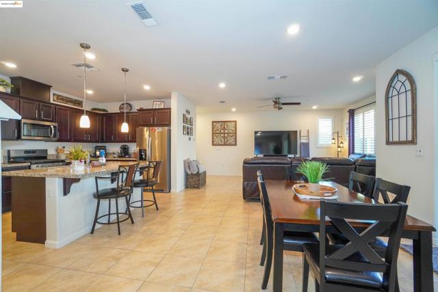 298 McClelland Way, Oakley CA: https://media.crmls.org/mediaz/68cd099a-80f9-4702-946d-3a4c4deabc60.jpg