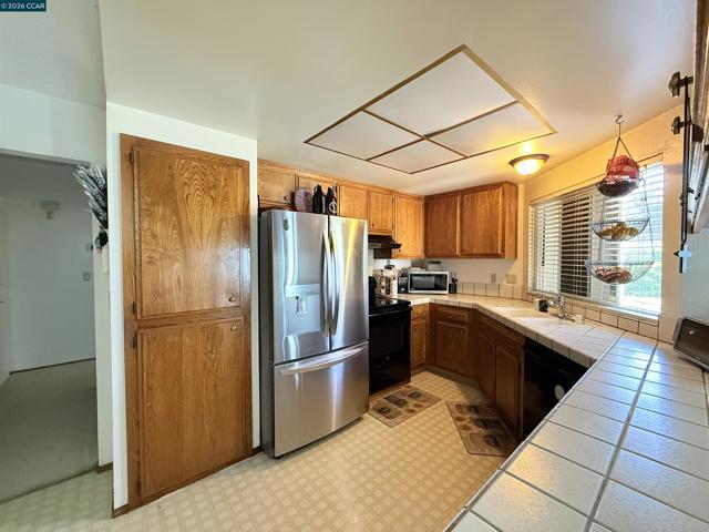 2132 Misty Ct, Pittsburg CA: https://media.crmls.org/mediaz/68cd0b6b-91b0-4404-8149-402952aef68f.jpg