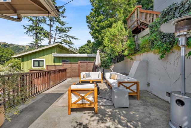 6400 Mokelumne Ave, Oakland CA: https://media.crmls.org/mediaz/68cd6ea0-25e2-4eaa-afb2-d8a553b967f9.jpg