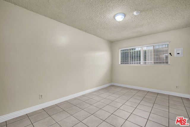 1087 W 39th Street, Los Angeles CA: https://media.crmls.org/mediaz/68cdbd3b-8c8e-4ef2-9a89-1ee1bb17ff02.jpg
