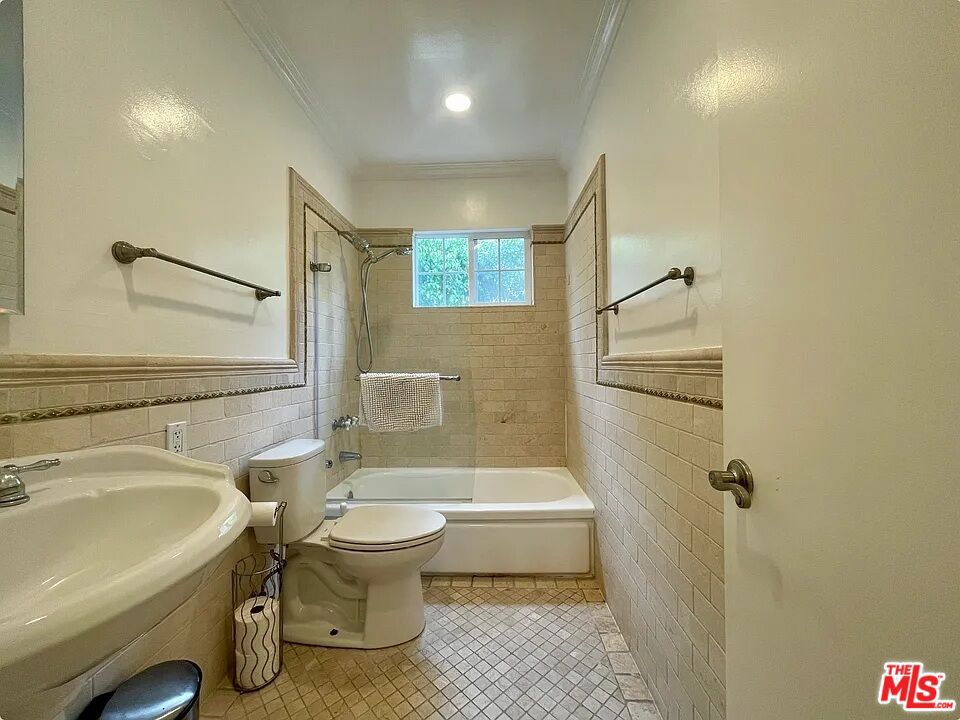 https://media.crmls.org/mediaz/68ce3026-8c1b-495a-ab1d-85dd2542be7e.jpg?preset=X-Large