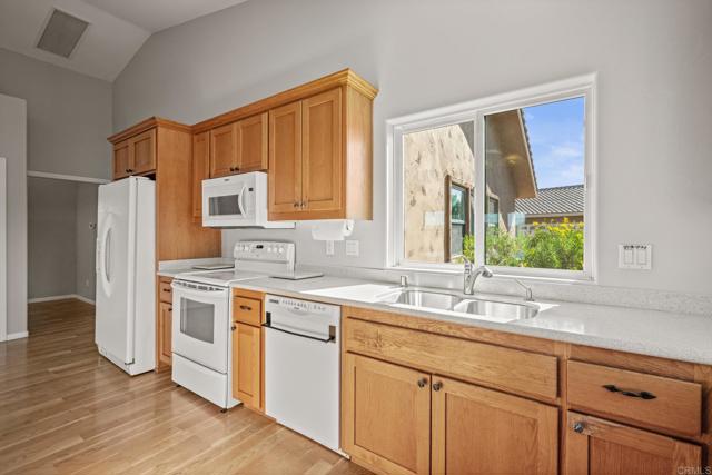 15636 Sage Hill Drive, Ramona CA: https://media.crmls.org/mediaz/68cfda8d-623d-4eb1-bdea-4ba8f33301eb.jpg