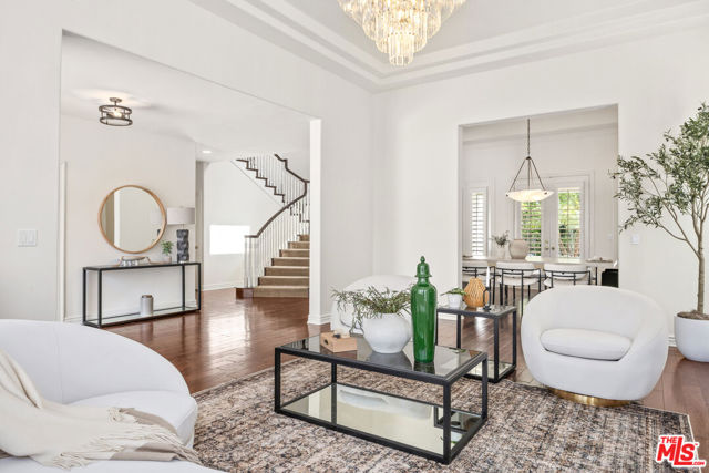 17400 Oak Creek Court, Encino CA: https://media.crmls.org/mediaz/68d0b6b7-dfa9-4ab0-b10d-8f1cc99a20e2.jpg
