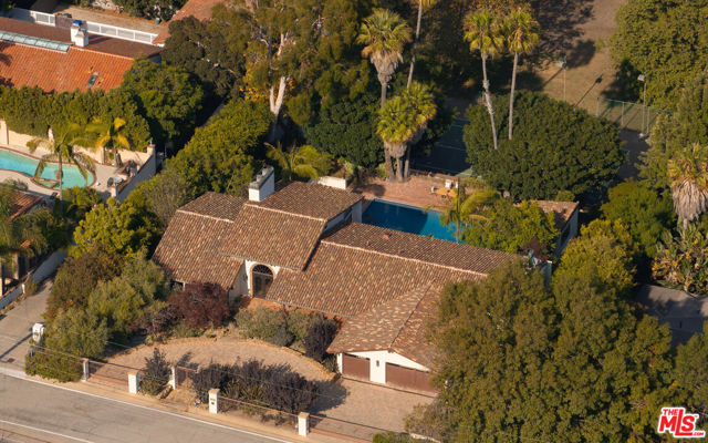 7046 Grasswood Avenue, Malibu CA: https://media.crmls.org/mediaz/68d0e7a5-9eb0-4cde-a654-0806aab127a4.jpg