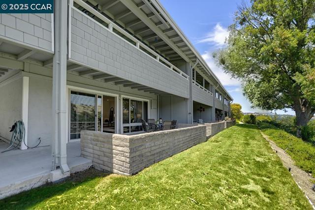 3136 Tice Creek Dr, Walnut Creek CA: https://media.crmls.org/mediaz/68d13a6a-5682-4195-ac41-259cb848efbe.jpg