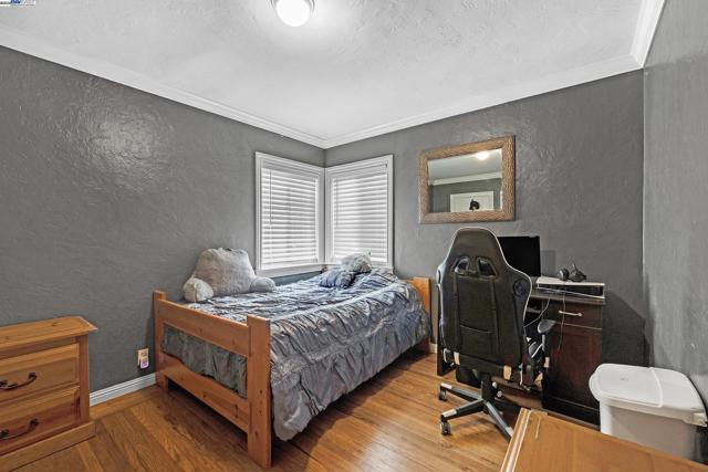 10339 Foothill Blvd, Oakland CA: https://media.crmls.org/mediaz/68d25cbe-3f7c-4eee-95e4-459887112b0a.jpg