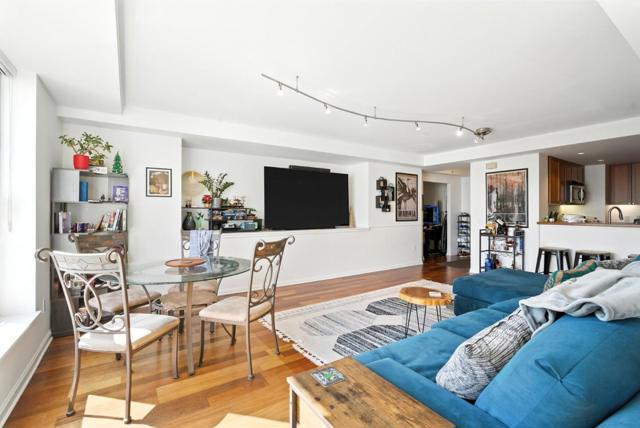 400 Beale Street, San Francisco CA: https://media.crmls.org/mediaz/68d3194c-79d0-448d-940f-e219df2ad223.jpg