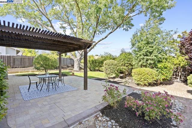 6649 Waverly Rd, Martinez CA: https://media.crmls.org/mediaz/68d33ded-45d0-47fd-aba9-7c0582bf6a02.jpg