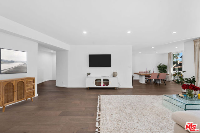 11970 Montana Avenue, Los Angeles CA: https://media.crmls.org/mediaz/68d3e989-792d-48ae-8f36-86a54325f1b2.jpg