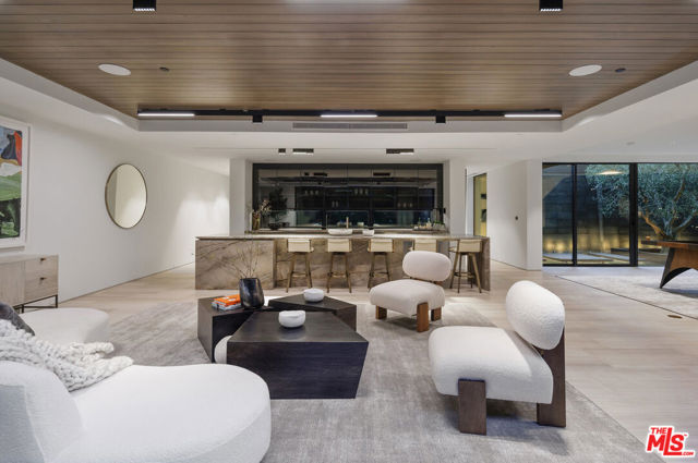 615 N Faring Road, Los Angeles CA: https://media.crmls.org/mediaz/68d44c94-03e5-46b6-99b9-ffeeae403466.jpg