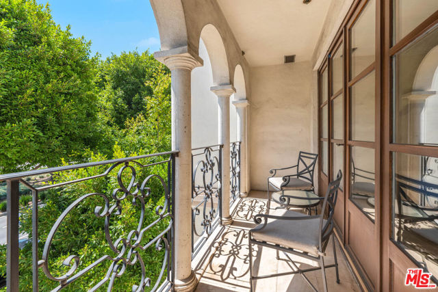 9249 Burton Way, Beverly Hills CA: https://media.crmls.org/mediaz/68d48dc0-446f-4f69-bdff-cddf7b5bd2af.jpg