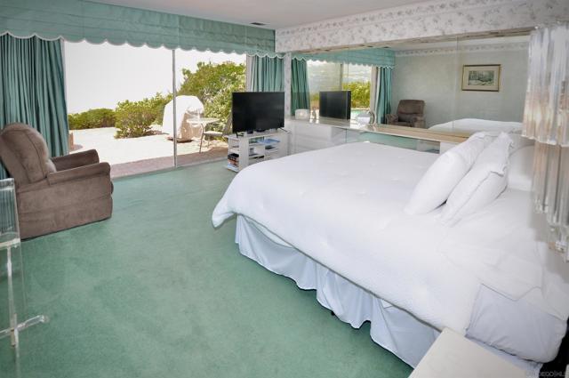 8294 Prestwick Dr, La Jolla CA: https://media.crmls.org/mediaz/68d4ab7e-882d-472b-b2a5-6d8f0ed40113.jpg