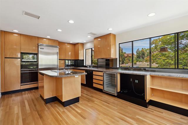 3946 La Jolla Village Dr, La Jolla CA: https://media.crmls.org/mediaz/68d5c059-199f-437d-9568-c6f2b5305f9e.jpg