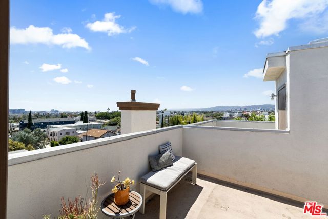716 Maltman Avenue, Los Angeles CA: https://media.crmls.org/mediaz/68d5db08-c028-4676-b08f-13d64df26db9.jpg
