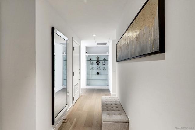 888 W E St, San Diego CA: https://media.crmls.org/mediaz/68d6520d-c3b5-4ee6-a3f9-82a89179ef5f.jpg