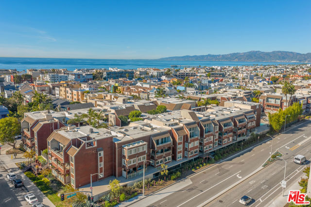 4350 Via Dolce, Marina del Rey CA: https://media.crmls.org/mediaz/68d87cc5-1f28-451d-8dc6-579b9b8499df.jpg