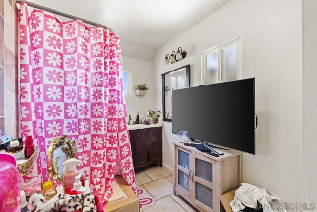 2832 34 K St, San Diego CA: https://media.crmls.org/mediaz/68d89536-6ccb-4ace-a290-0623e6731efa.jpg