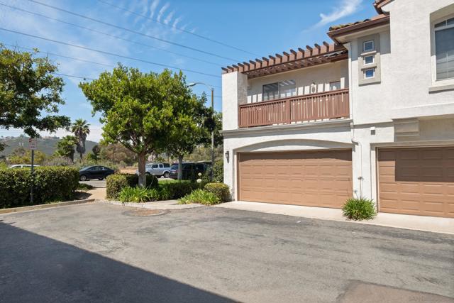 10960 Ivy Hill Dr, San Diego CA: https://media.crmls.org/mediaz/68d972c0-322a-4d86-9213-856558815603.jpg