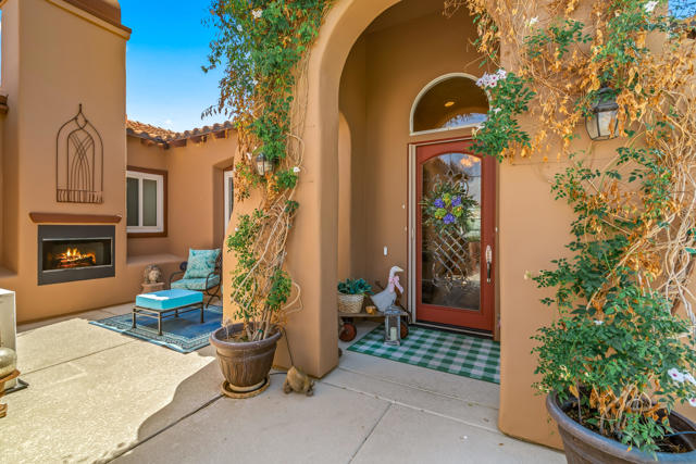 17 Corte Del Sol, Rancho Mirage CA: https://media.crmls.org/mediaz/68d97e9d-1bcf-4adf-b983-77fb0bc14ecc.jpg
