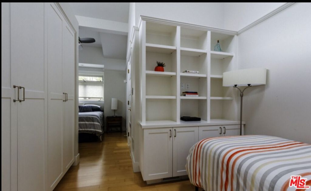 https://media.crmls.org/mediaz/68d9ed9d-0435-4fff-8c8c-ba7e71b8d0b4.jpg?preset=X-Large