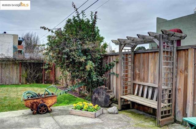 986 Kains Ave, Albany CA: https://media.crmls.org/mediaz/68da7ff8-d9aa-4731-9ee4-e59054314165.jpg