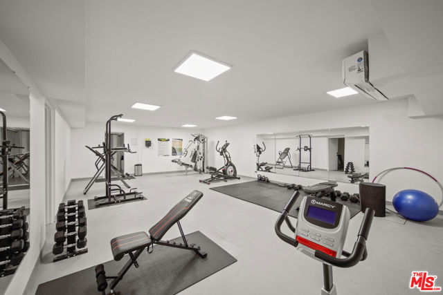 960 Larrabee Street, West Hollywood CA: https://media.crmls.org/mediaz/68da8e9f-63b9-4c8f-8477-574c34f7e735.jpg
