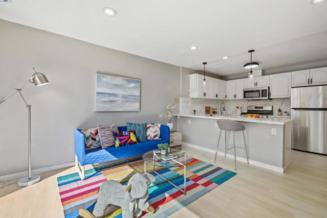 1026 Trellis Ln, Alameda CA: https://media.crmls.org/mediaz/68dac9d8-5d93-4c81-b2b7-0a7e7d9af739.jpg